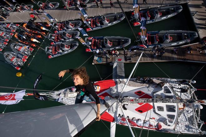 Isabelle Joschke sube a lo alto del mastil de su Imoca 60 monohull MACSF al inicio de la edición 2020 edition de la Vendee Globe.