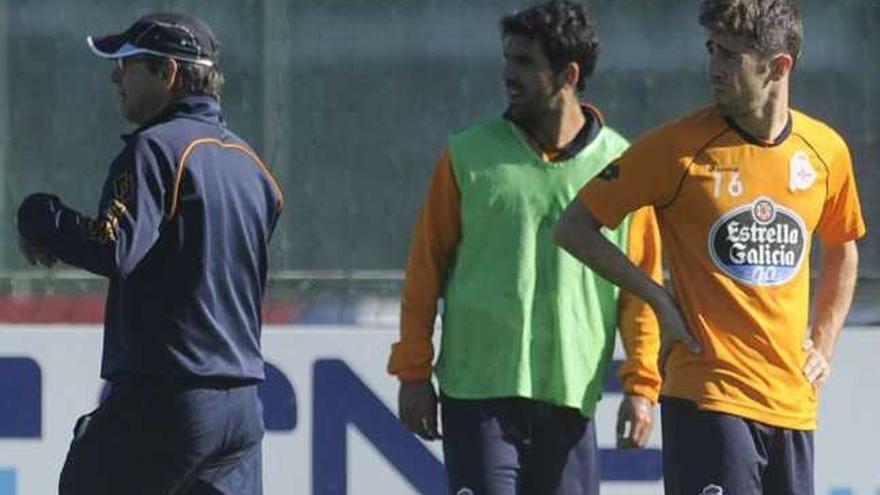 Culio, en el centro junto a Luisinho, durante un entrenamiento en presencia de Fernando Vázquez. / c. pardellas