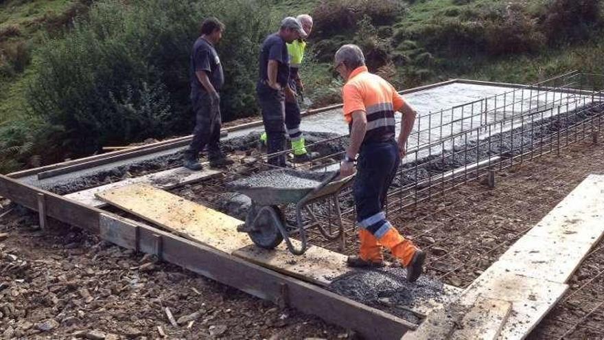 Operarios trabajan en el bebedero de La Flecha, en Cangas de Onís.