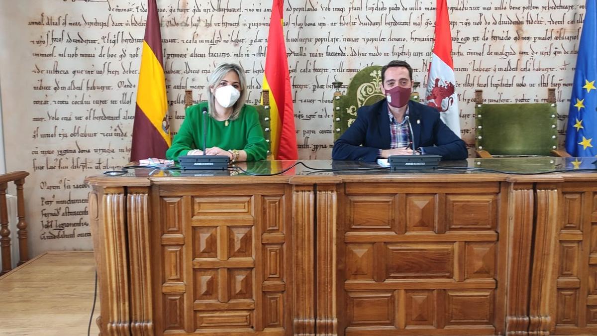 La concejala de Hacienda, Patricia Martín, y el alcalde de Benavente, Luciano Huerga, en el Ayuntamiento. / E. P.