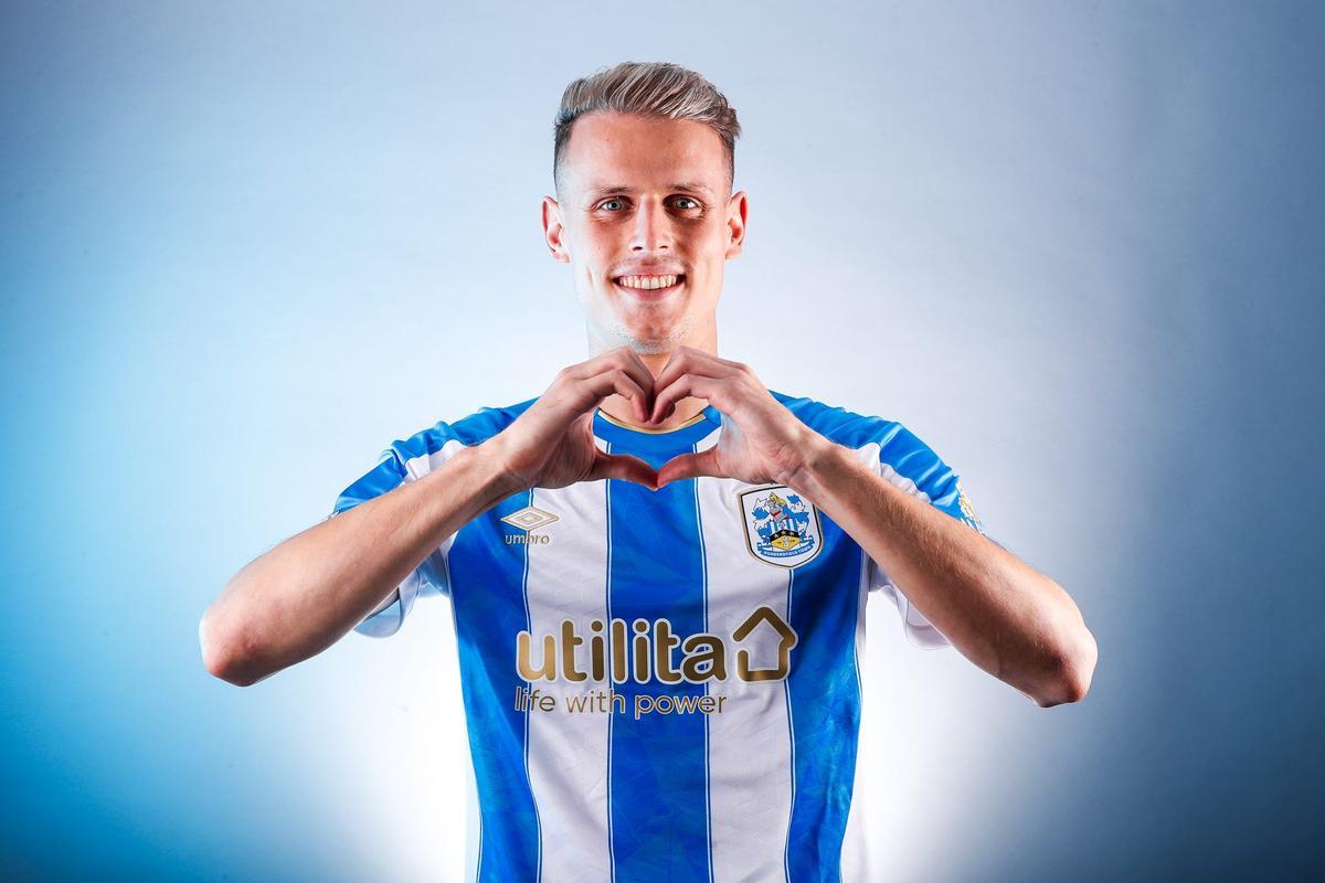 Bojan Radulovic, en una foto oficial con el Huddersfield.
