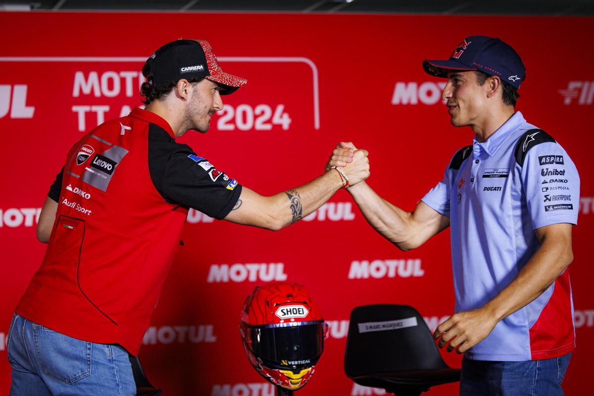 'Pecco' Bagnaia saluda, hoy, a Marc Márquez, en Assen, tras su fichaje por Ducati.