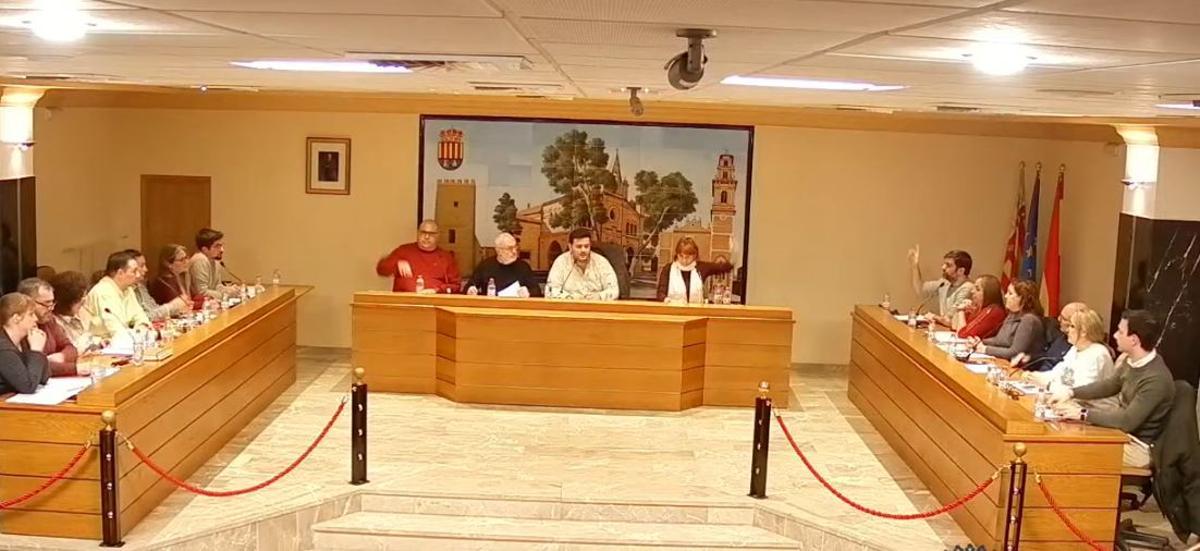 Momento en el pleno en el que los dos ediles de Avant Albal votan en contra.