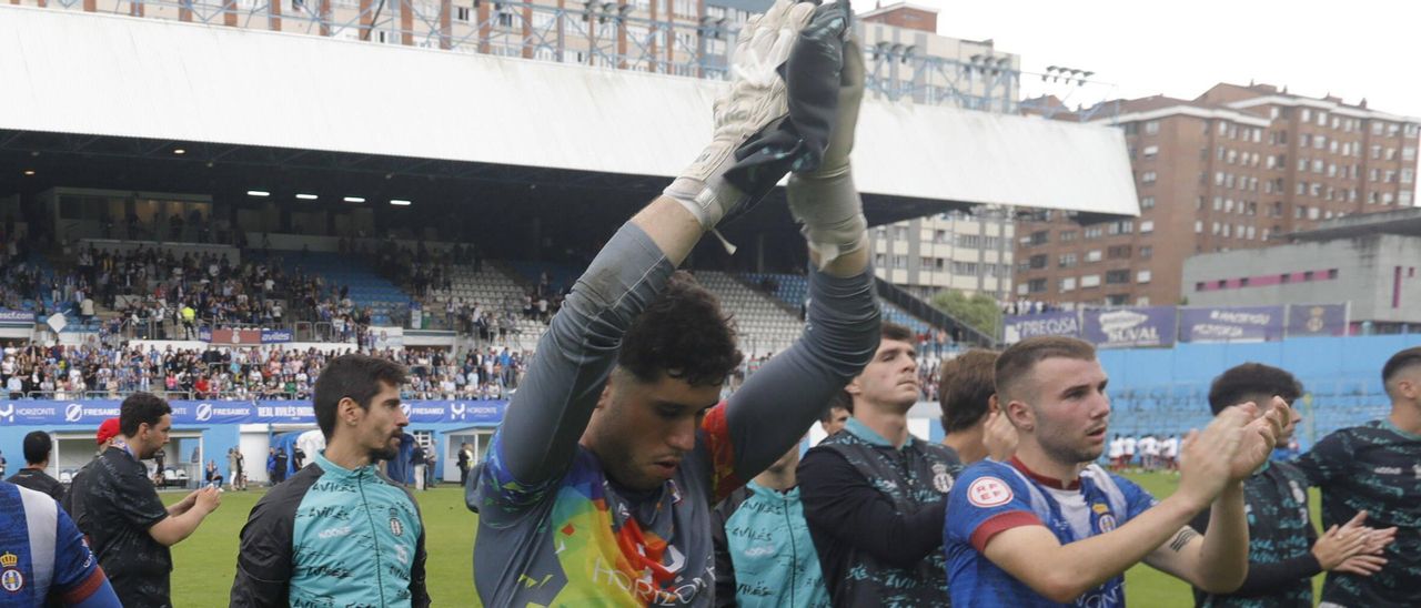 Álvaro Fernández, en el centro, tras el último partido del Avilés de la temporada pasada