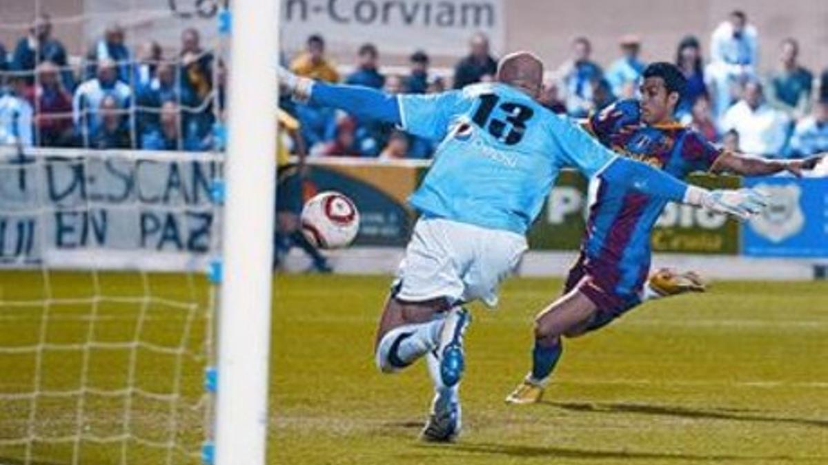 Goleador 8 Pedro se dispone a rematar en la acción del segundo gol del Barça, anoche en Ceuta.