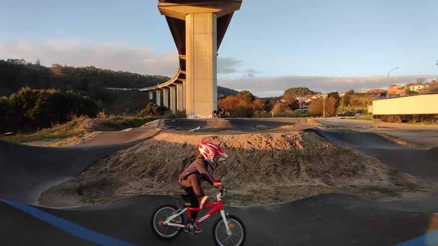 El Concello inicia el cambio del césped de O Casal y una parte se instalará en el pump track