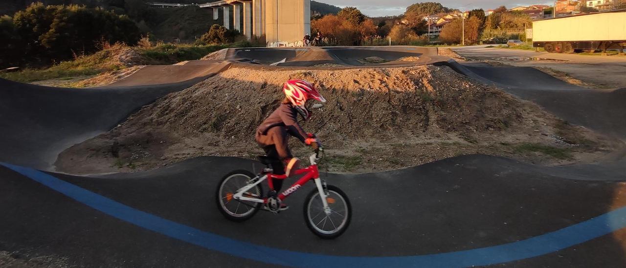 Un usuario, ayer, en el pump track moañés.