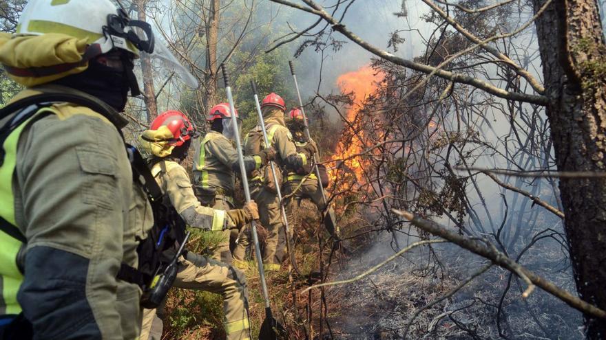 Una brigada se enfrenta a un foco de incendio en el monte Xiabre.