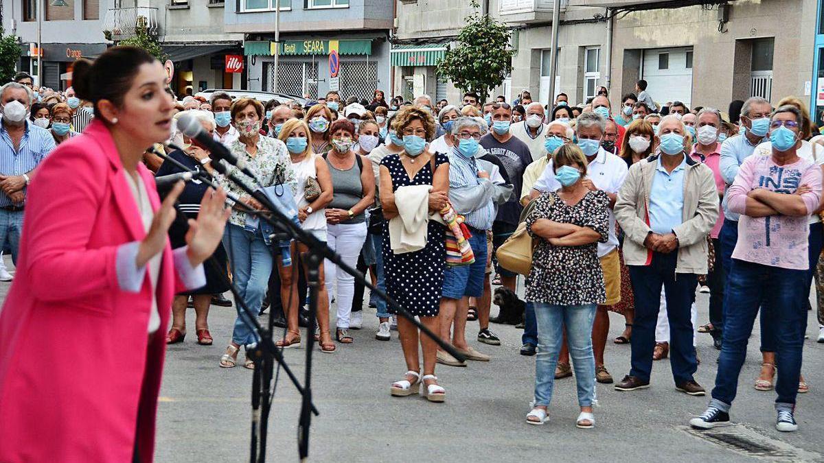 Protesta de comienzos de agosto ante la Casa do Mar de Moaña, con la alcaldesa tomando la palabra.