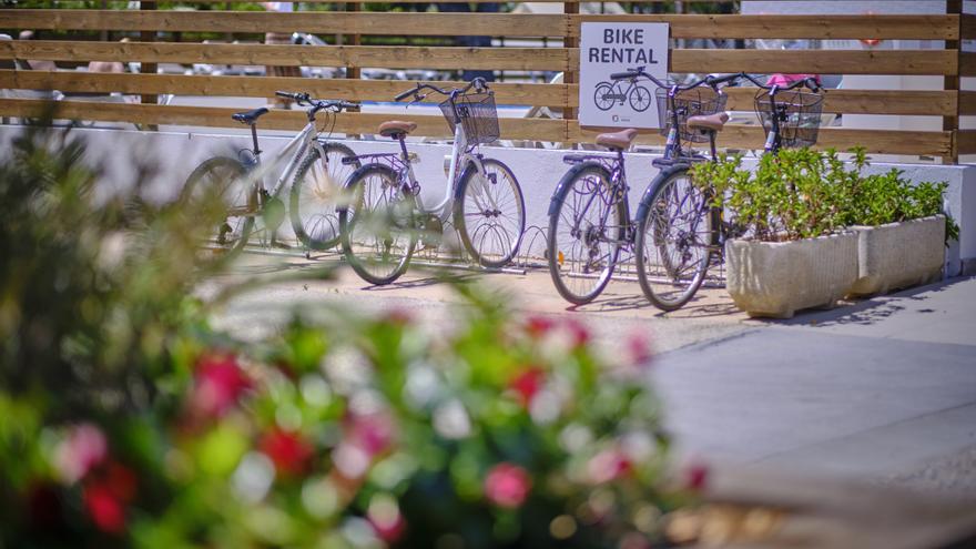 Turisme de Roses lliura les plaques Ride Roses a 33 establiments que ofereixen serveis cicloturistes