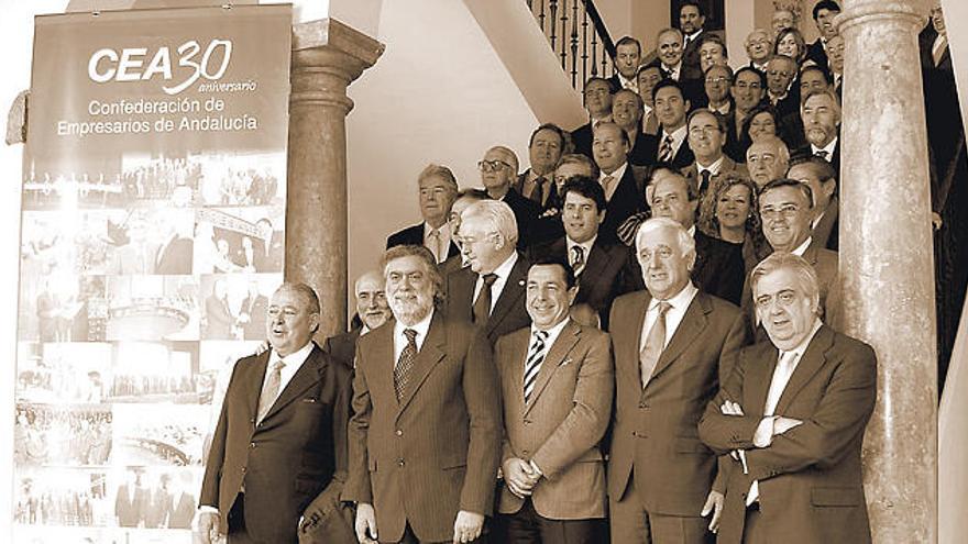 Emprendedores. Foto de familia de los asistentes a la conmemoración del treinta aniversario de la CEA, que se celebró ayer en la biblioteca de San Zoilo de Antequera.