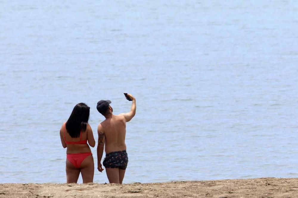 Los malagueños se lanzan a la playa