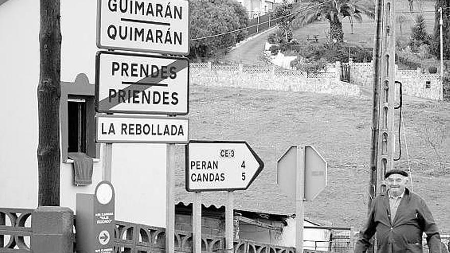 Manuel González, ayer, en el cruce de caminos entre Prendes, Logrezana y Guimarán, donde se pueden leer los  topónimos en asturiano y castellano.