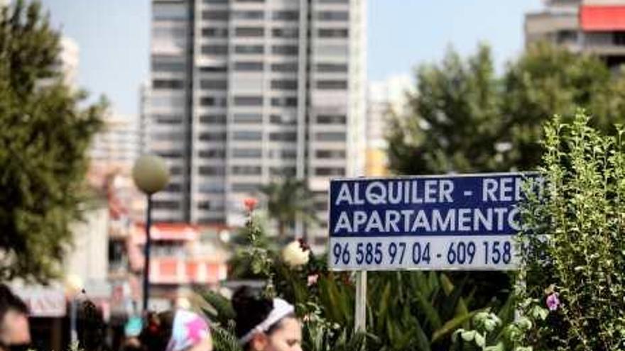 El Gobierno prevé modificar la ley para perseguir la oferta ilegal de apartamentos turísticos