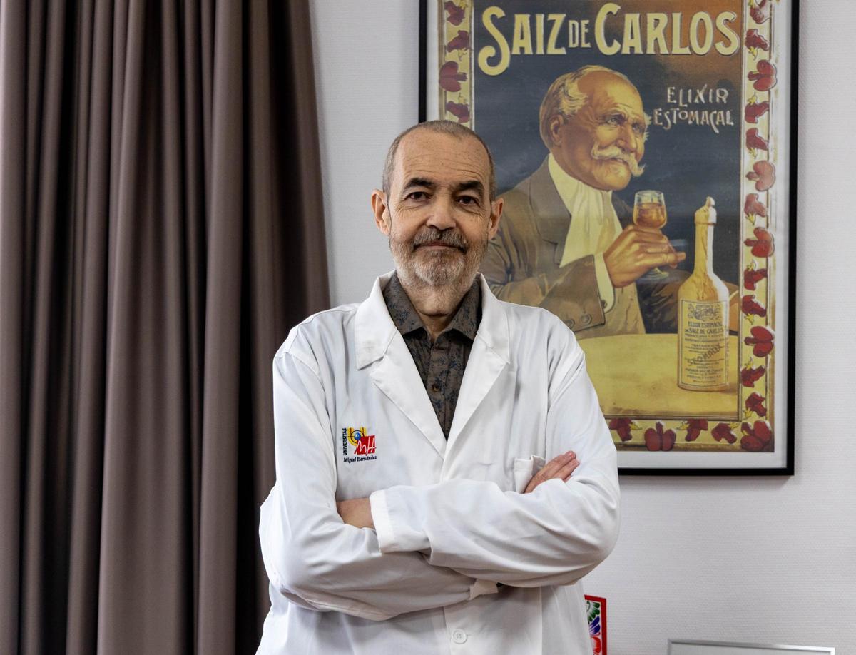 El catedrático de la UMH de Elche Jorge Manzanares dirige el curso sobre cannabis que se ofrece en la universidad