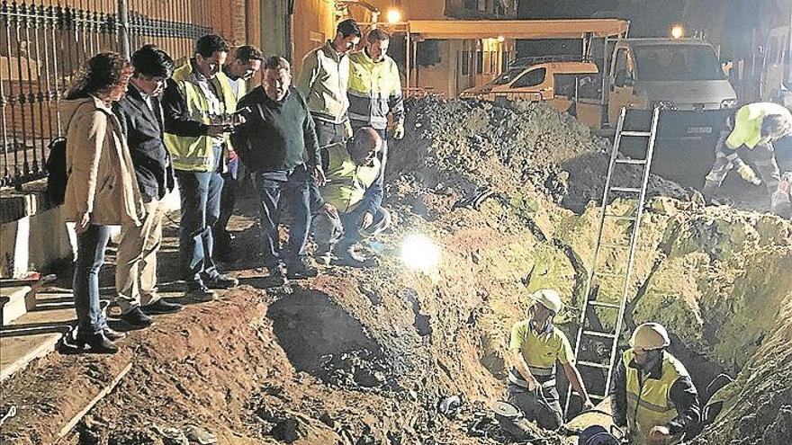 UN PAR DE averías consecutivas EN LA RED DE DISTRIBUCIÓN dEL PASEO DE CERVANTES provocan un corte de agua de 16 horas