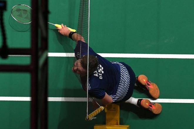 Viktor Axelsen de Dinamarca se estrella en la red durante el partido de individuales masculino contra Lee Zii Jia de Malasia en el torneo de bádminton Masters de Malasia en Kuala Lumpur.