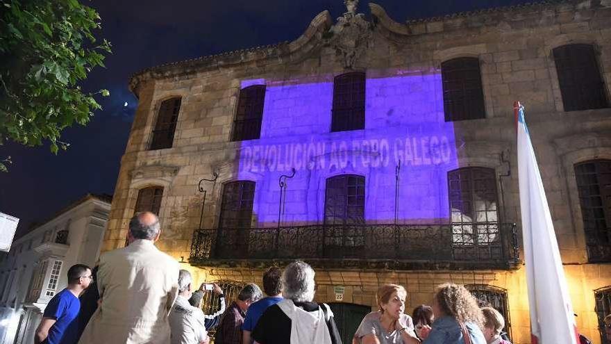 Acto reivindicativo en la noche de ayer, frente a la Casa Cornide.