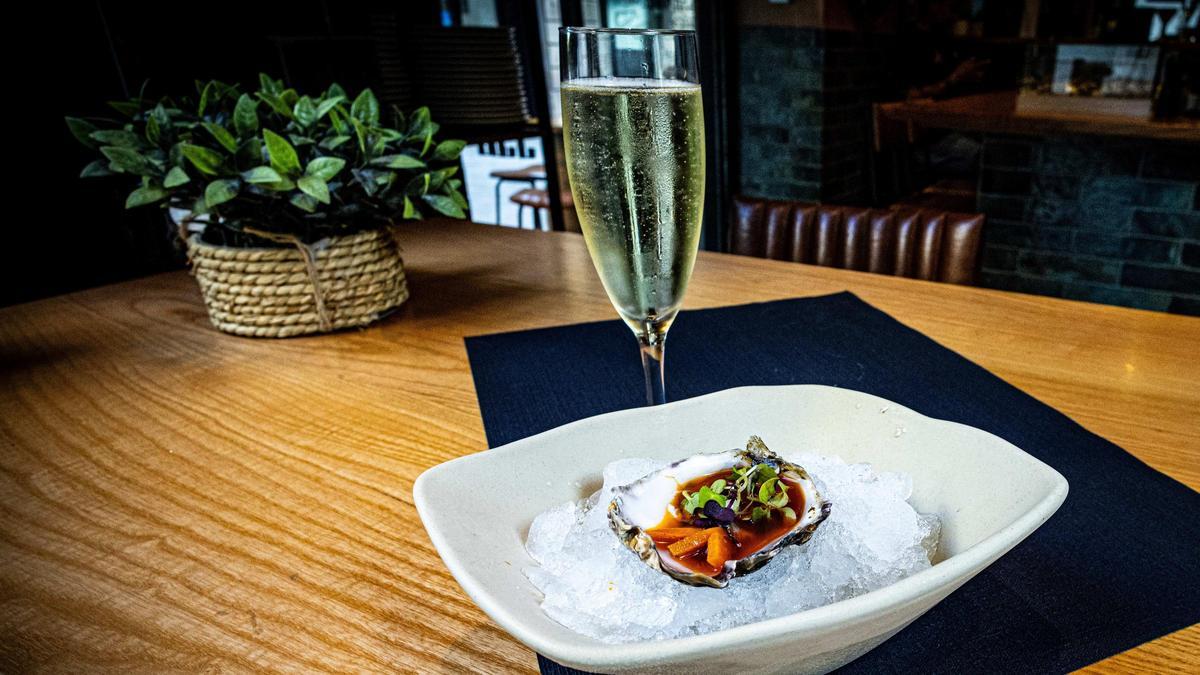 Ostra escabechada maridada con cava del restaurante Arousa, que participa en la ruta de tapas inspirada en la Copa América.
