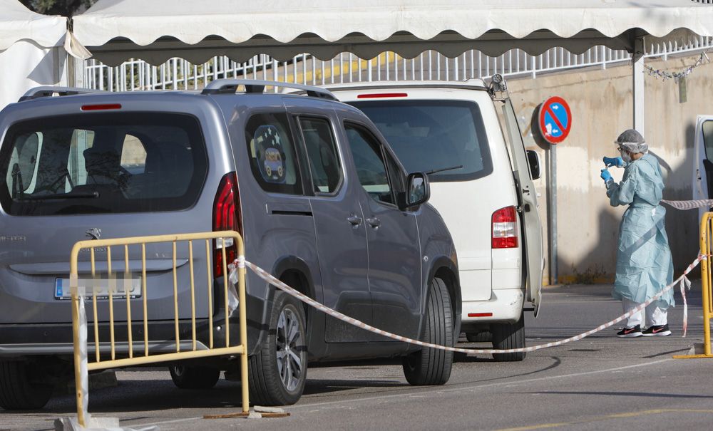 Colas para los test de Covid-19 en el Hospital de Sagunt, a las puertas de la Navidad.