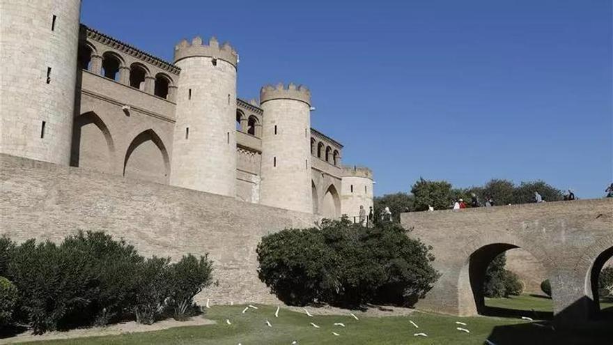 Un hombre bajo los efectos del alcohol resulta herido esta madrugada tras precipitarse en el foso de la Aljafería
