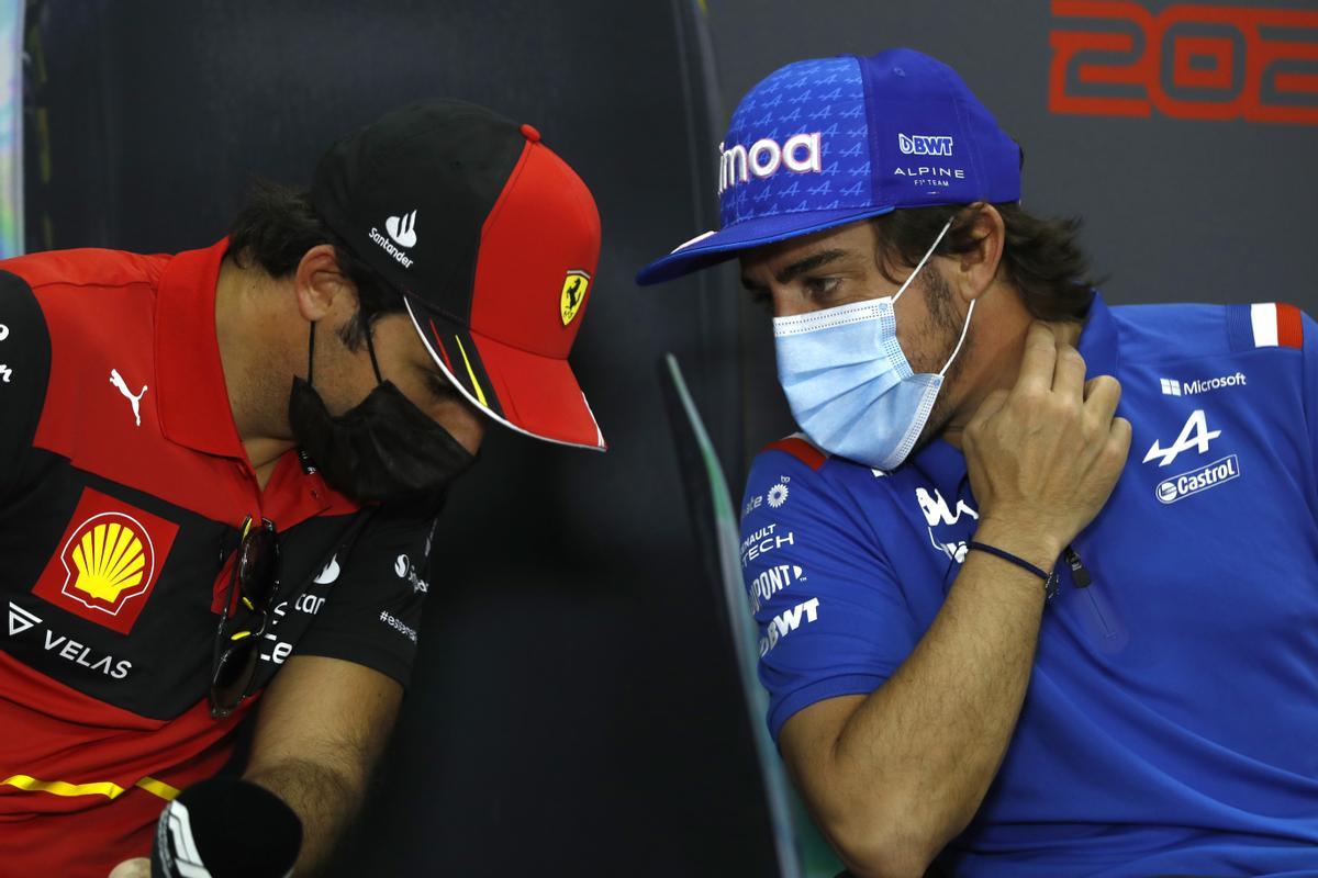 Carlos Sainz conversa junto a Fernando Alonso.