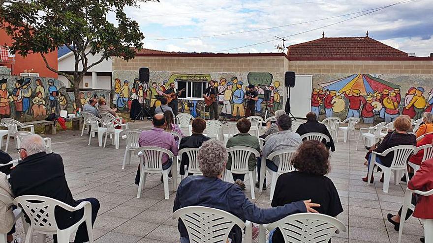 Moaña tuvo un guiño para la última de la revoluciones románticas: la del 25 de abril, la de los claveles. El grupo “Os tres pés” ofreció ayer un concierto en el atrio de la Peregrina, organizado por la Consellería de Cultura.