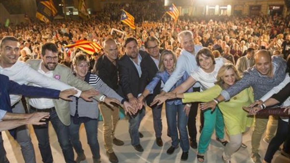 Raül Romeva, Oriol Junqueras, Artur Mas y otros candidatos de Junts pel Sí, en el mitin de Lleida de ayer.