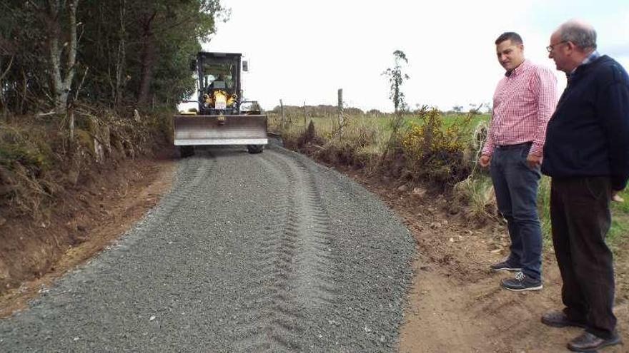 Brey supervisa las obras en varios viales de la parroquia de Graba.