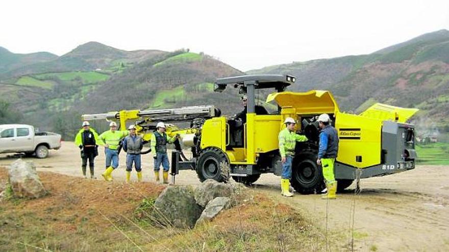 Primero de los equipos de perforación que acaba de incorporar Orvana Minerals Inc., en su explotación de Belmonte, junto a algunos trabajadores de la mina.