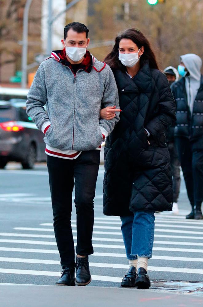 Katie Holmes con abrigo acolchado de Mango, vaqueros rectos, calcetines y mocasines con plataforma, en Nueva York