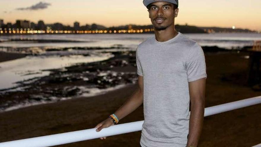 Akram Afif, anoche en la playa de San Lorenzo.