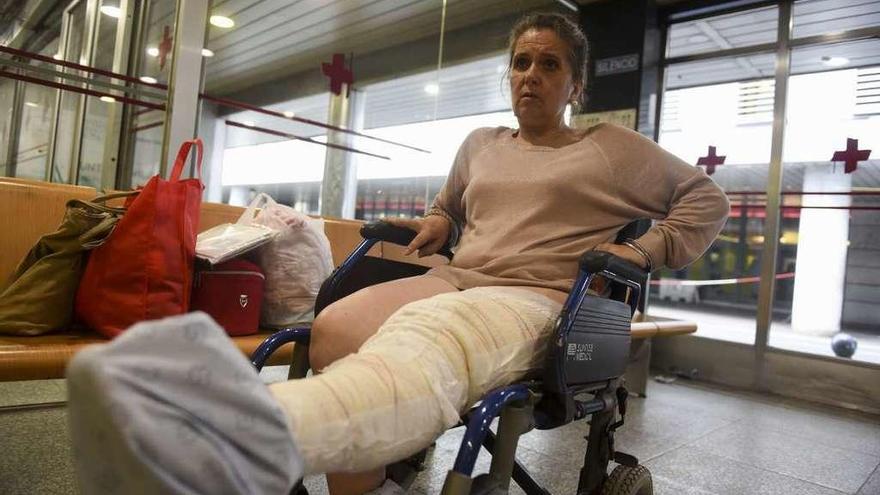 Dolores Pantín, ayer en la entrada del hospital Universitario de A Coruña donde la operaron.