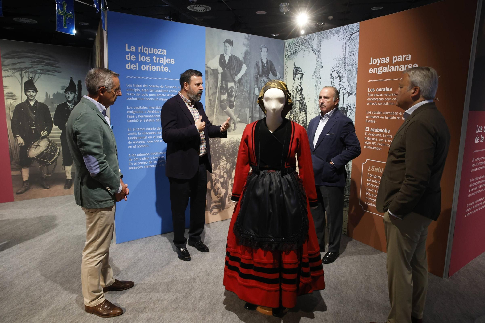 El Sabadell centra su pabellón de la Feria de Muestras de Asturias A en la folixa, "la cultura más arraigada" (en imágenes)