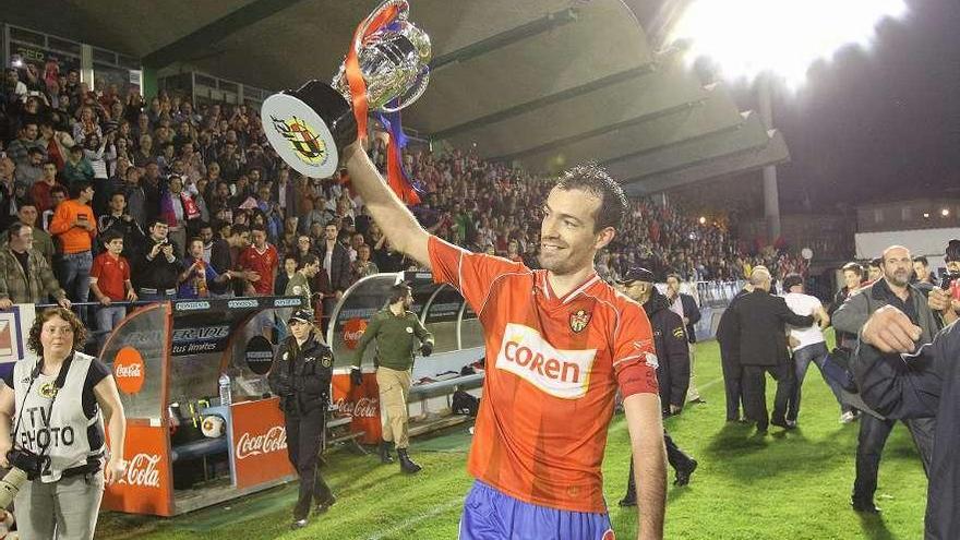 Borja Yebra levanta el trofeo ayer por la noche en Couto ante sus aficionados. // Iñaki  Osorio