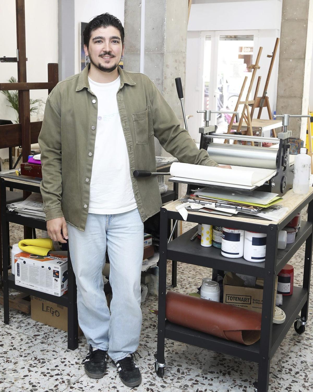 Javier Cruzado en Payne, su estudio en Cartagena.