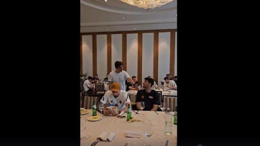 El presidente de Panathinaikos arenga a sus jugadores desde el hotel