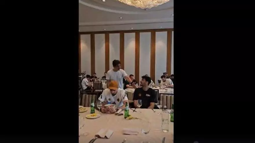 El presidente de Panathinaikos arenga a sus jugadores desde el hotel