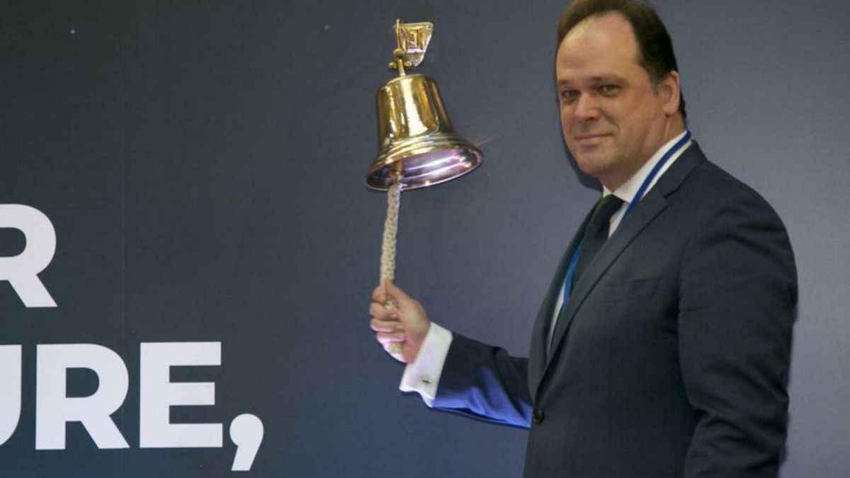 Pablo Martín, presidente d'Izertis, tañe la campana cola qu'inauguró la so cotización nel BME Growth en 2019.