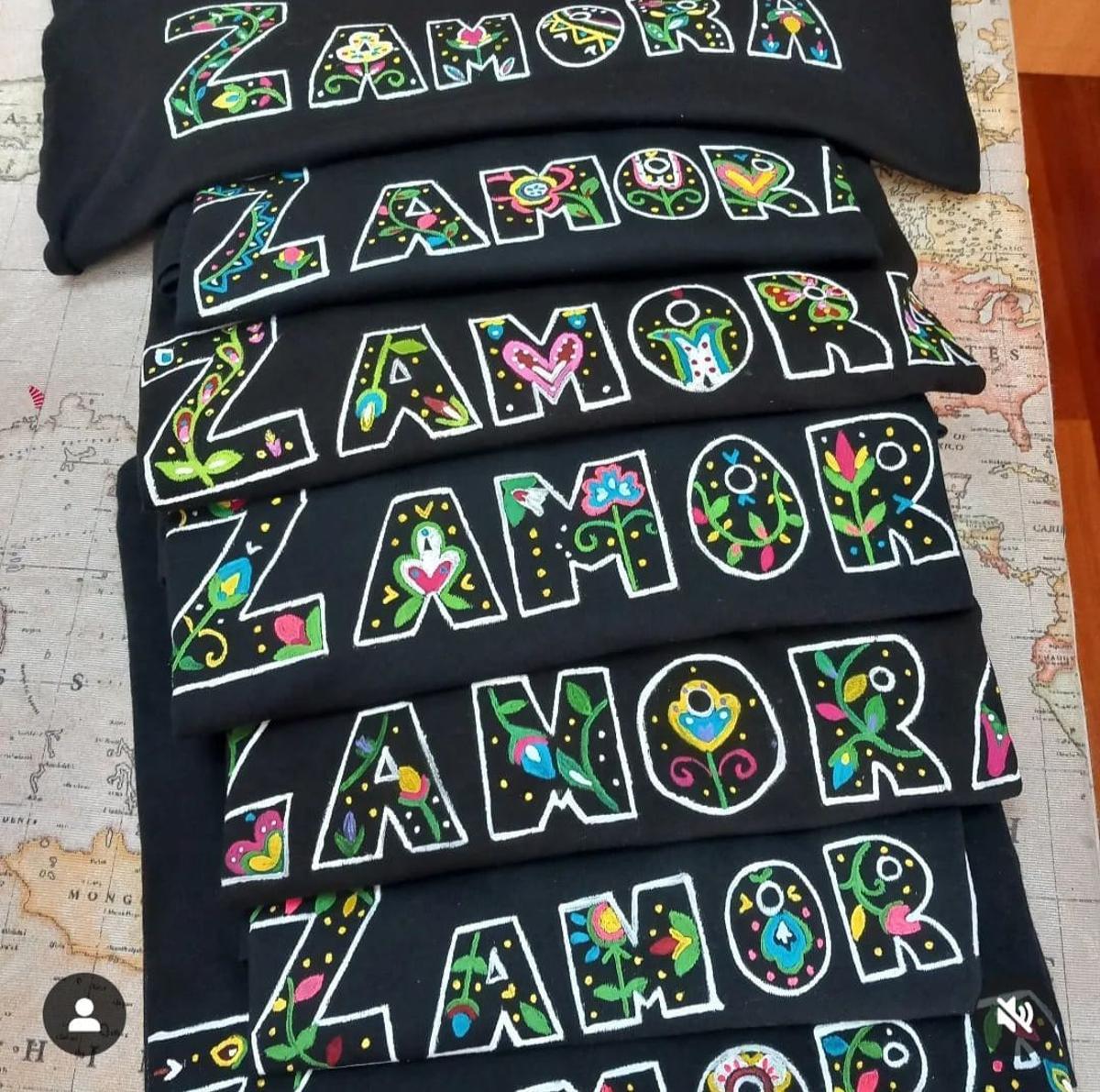 Camisetas de Zamora pintadas a mano del bordado carbajalino.