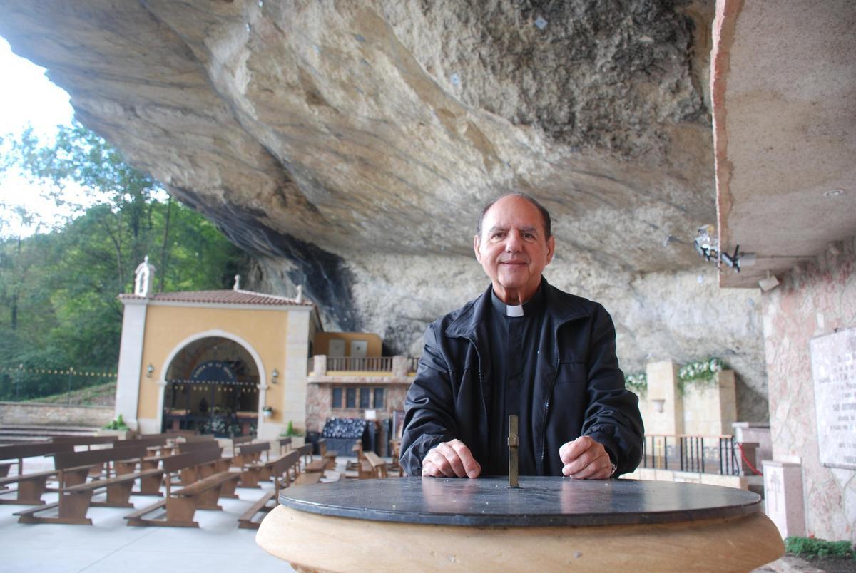Lito García Velasco, apoyado en la pila bautismal del santuario de la Cueva, en Infiesto.