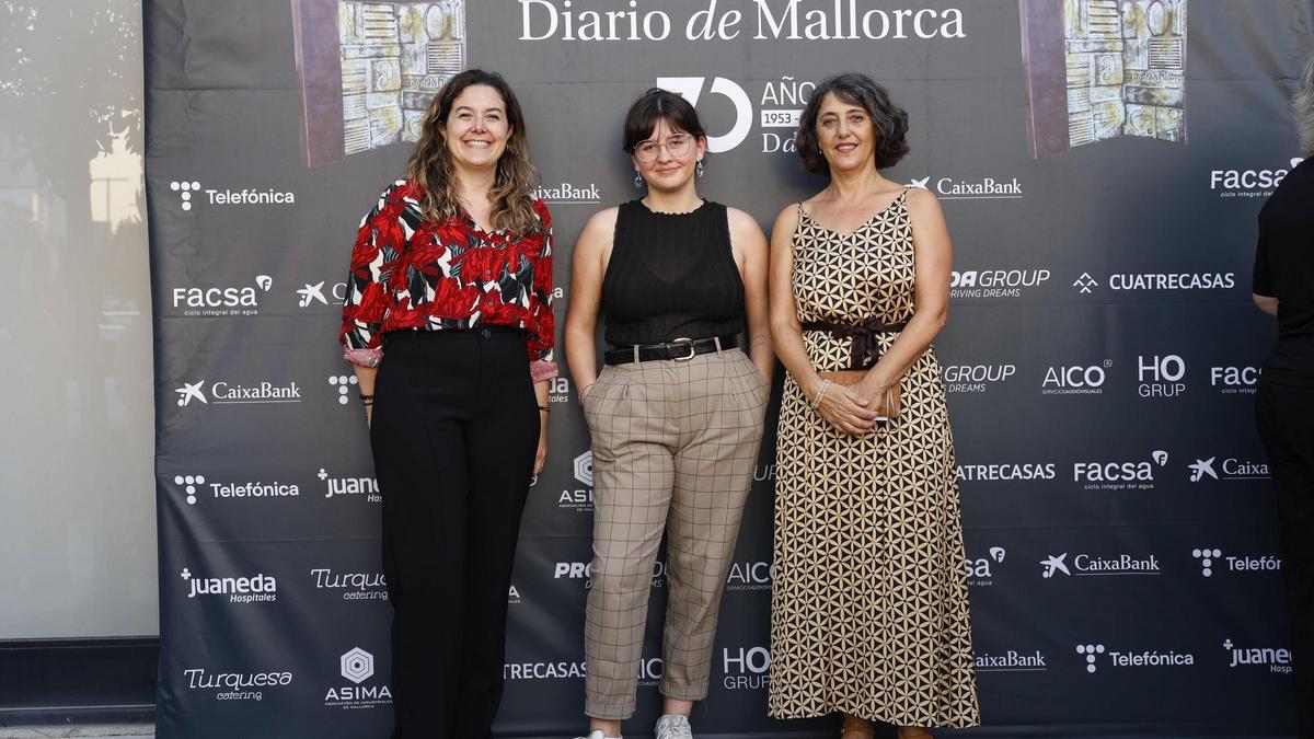 Gema Vilaginés, editora de la escritora Joana Marcús, Premi Diario de Mallorca Cultura 2023 y Marisa Goñi, directora de Diario de Mallorca.