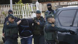La Guardia Civil se lleva a un detenido en una operación antiyihadista en Martorell (Barcelona) el 16 de enero de 2024.