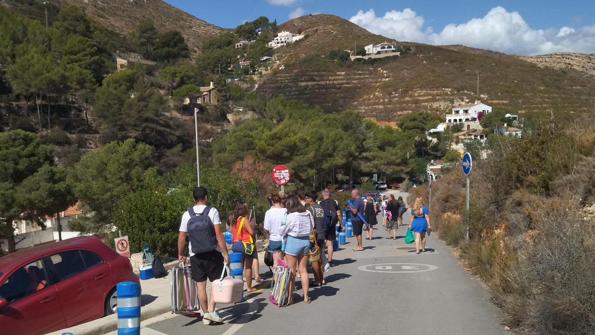 Cola de bañistas para sacar el tique de aparcamiento en la Granadella