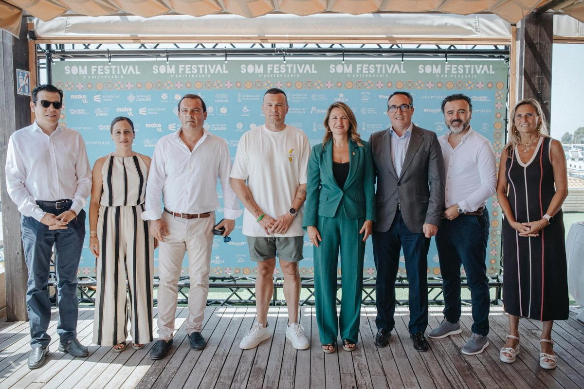 La alcaldesa de Castelló, Begoña Carrasco, junto al director del festival, Juan Carlos Vidal, el presidente de la Autoridad Portuaria Rubén Ibáñez, el diputado de Turismo, Andrés Martínez, el director general de Turismo de la Generalitat, Israel Martínez, Ester Giner y Susana Frabregat.