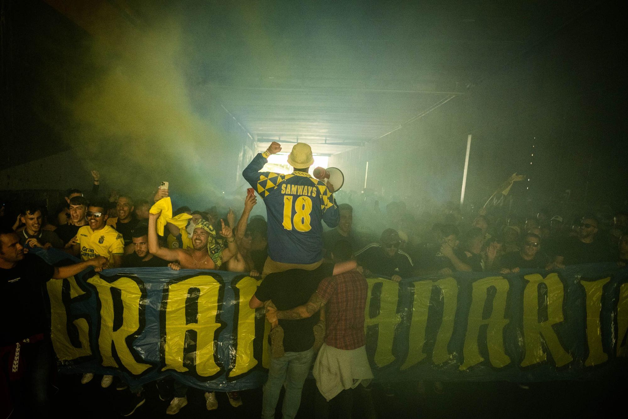 Los aficionados de la UD Las Palmas se dirigen al Heliodoro