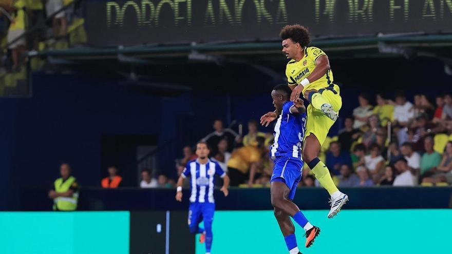 El motivo por el que Bil Nsongo tuvo que abandonar el campo durante un minuto en el Villarreal-Deportivo: la regla 5 de la IFAB