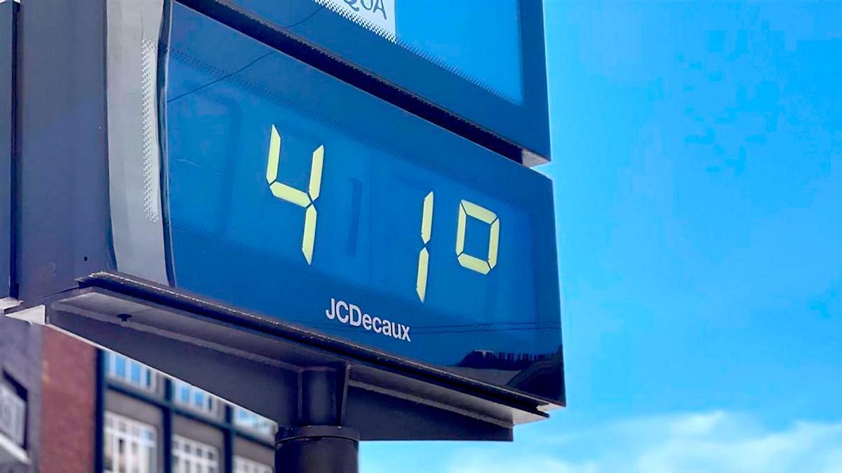 Un termómetro marcando 41 grados.