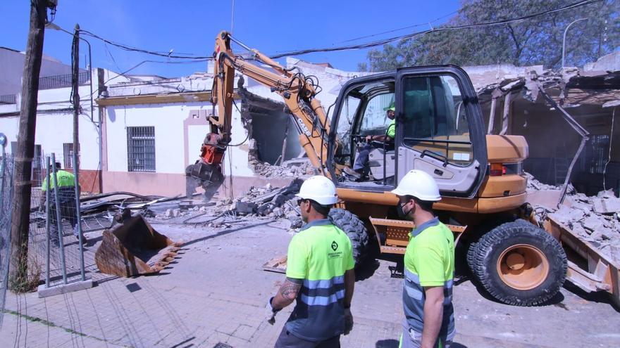 El derribo del bar Pireo inicia las demoliciones con maquinaria para ampliar la avenida de Trassierra