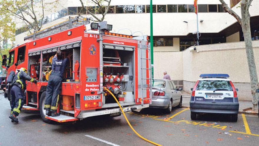 Una dotación de bomberos, ayer durante el incendio en la Jefatura de Policía.